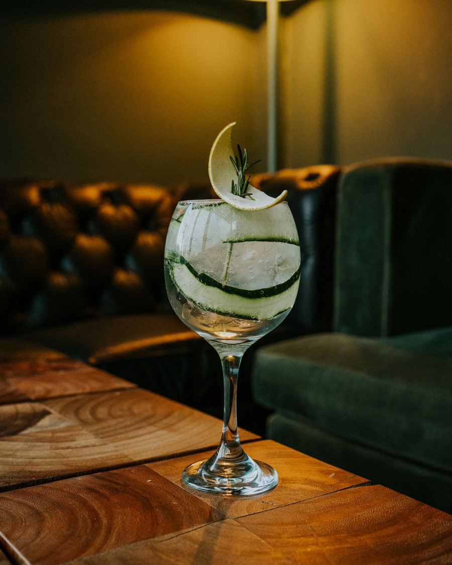 Gin tonic Sendero servido en copa